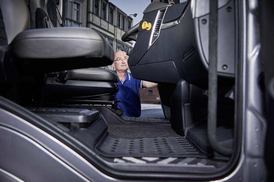 Детали интерьера Mercedes-Benz Urban eTruck 2016 года  (фото 14 из 33)